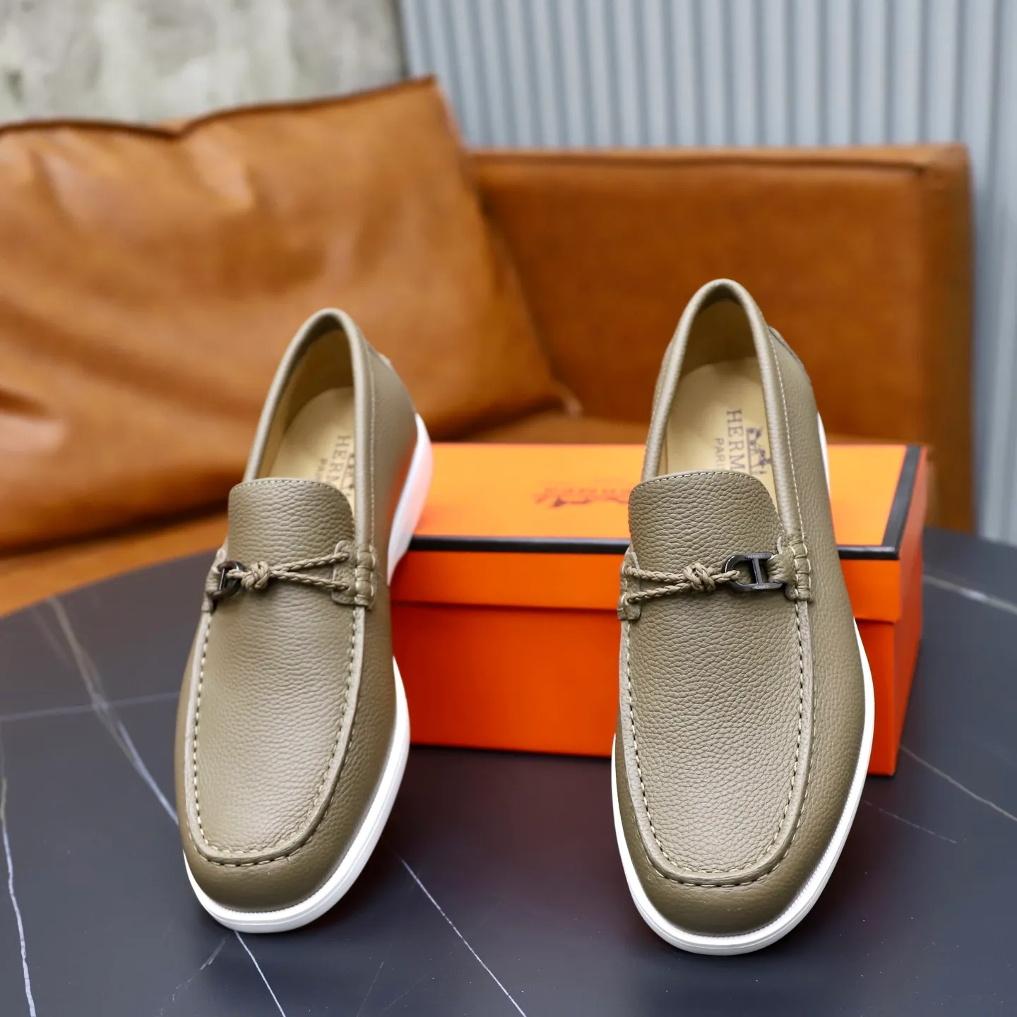 Ex-factory price: 560💰Hermès/Hermès slip-on men's shoes. This shoe is made of imported pebbled cowhide. It has simple and smooth lines and is combined with aerodynamically designed 3CM rubber foam ultra-light soles! Youthful and fashionable, classic H-shaped hardware buckle decoration, calf lining gently wraps the feet, with logo cowhide feet, casual and urban style, highlighting youthful vitality, sports and leisure version, super versatile, code number: 38-39-40-41-42-43-44 standard leather shoe size (45 can be customized but does not support returns)